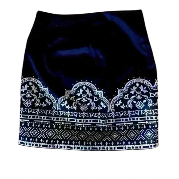 White House Black Market ladies skirt size 2. Blaxk a s white beaded embroidered - Picture 1 of 9